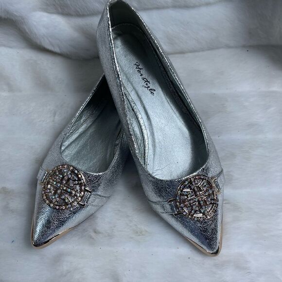 Herstyle Silver metallic flats pointed toe front buckle accent rhinestonesSZ9.5W - Picture 3 of 7